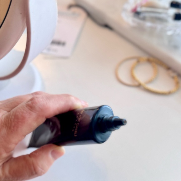 Clé de Peau Beauté Correcting Cream Veil Primer w SPF 21 Sunscreen - Picture 14 of 16